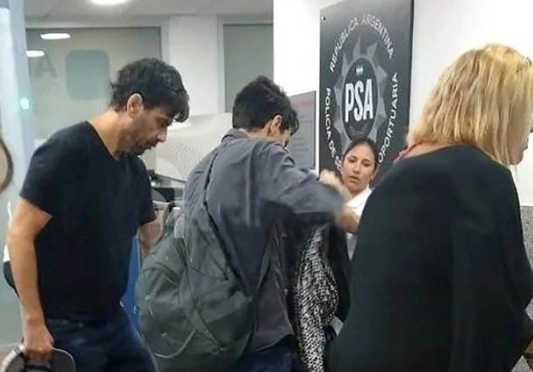 Juan Darthés se fue del país y viajó desde Rosario | Información General