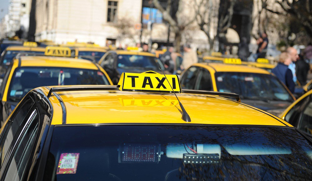 Detuvieron a un taxista por robar las pertenencias de un pasajero cuando bajó a hacer una compra | Información General