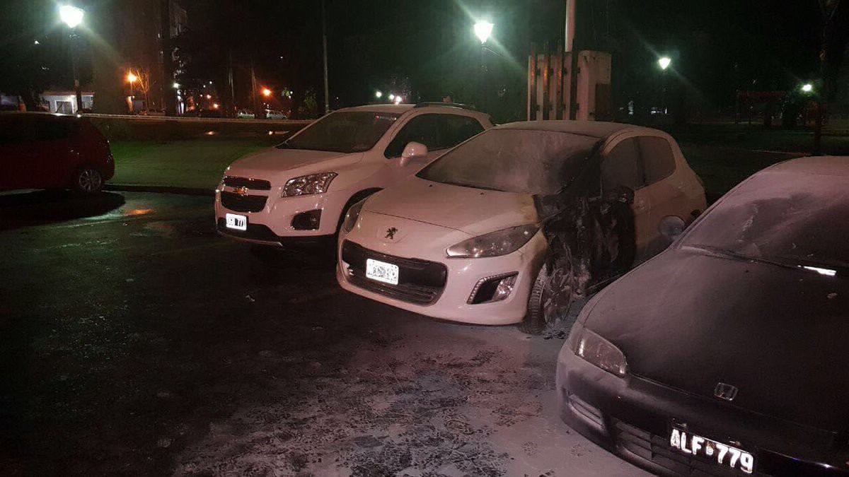 Incendiaron dos autos frente al Ministerio de Seguridad bonaerense en La Plata | Información General