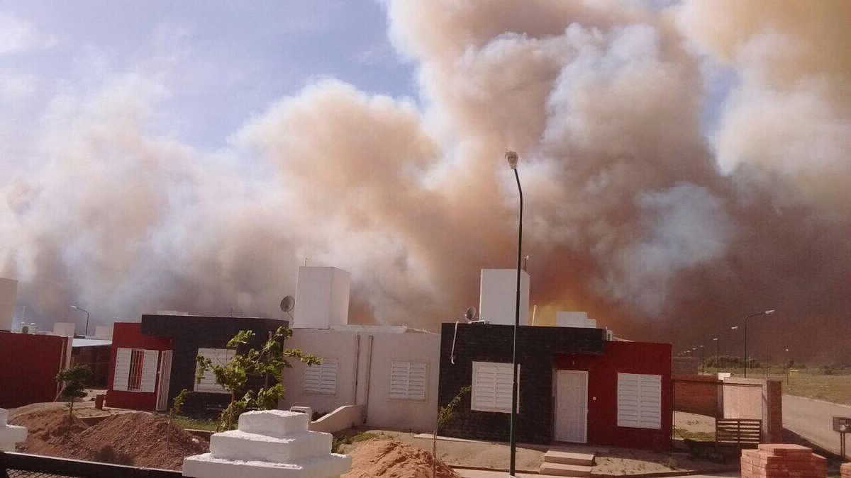 El viento zonda propagó varios focos de incendio en San Luis: hay familias evacuadas | Información General