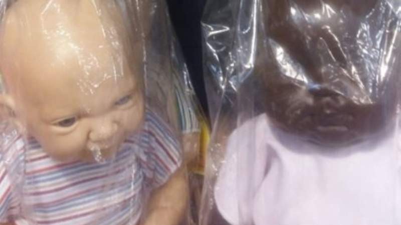 Polémica en Mendoza: venden un muñeco negro más barato que uno igual blanco | Información General