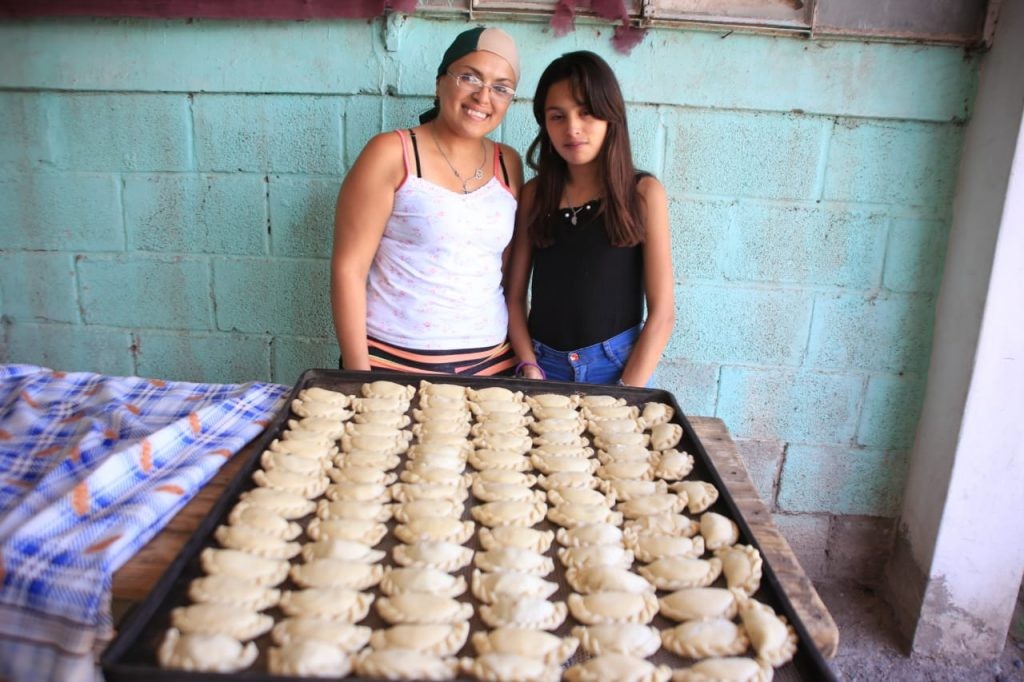 Martina necesita un trasplante de corazón y su familia vende empanadas para pagar los gastos | Información General