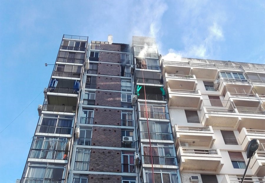 Incendio en Pellegrini y Roca: dos ancianos resultaron heridos | Información General