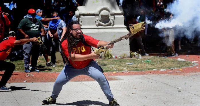 Incidentes en el Congreso: la imagen de un manifestante que atacó a la policía y se viralizó | Información General