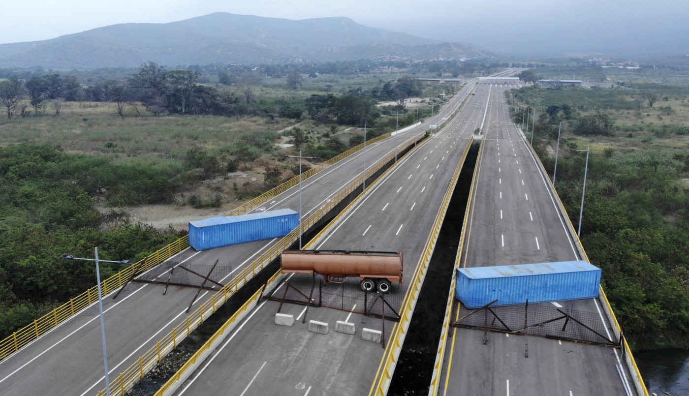 Bloquean un puente por el que llegaría ayuda humanitaria a Venezuela | Internacionales