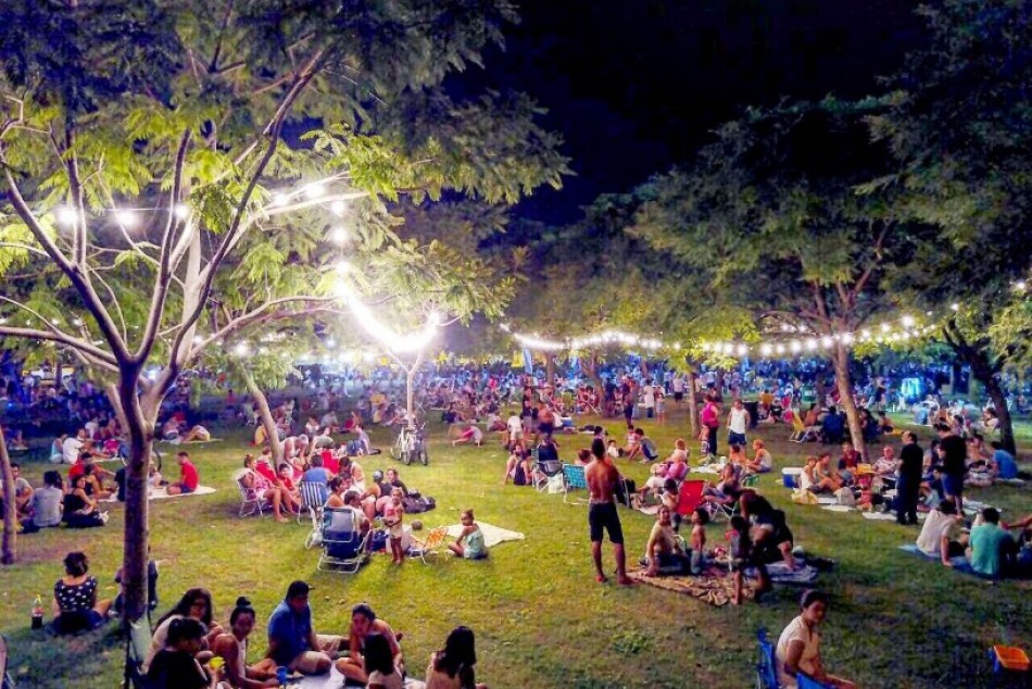 El 2018 arranca con un pícnic nocturno en la plaza Saavedra | Información General