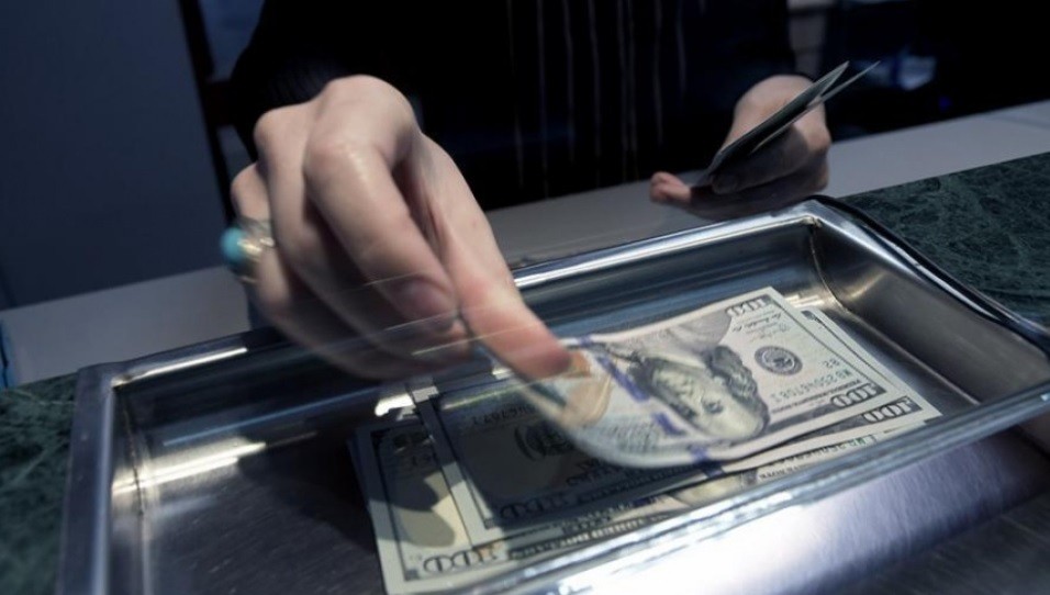 Sigue la escalada del dólar: superó los 43 pesos | Información General