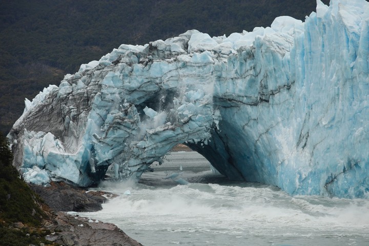 De noche y sin testigos, cayó el puente del glaciar Perito Moreno | Información General