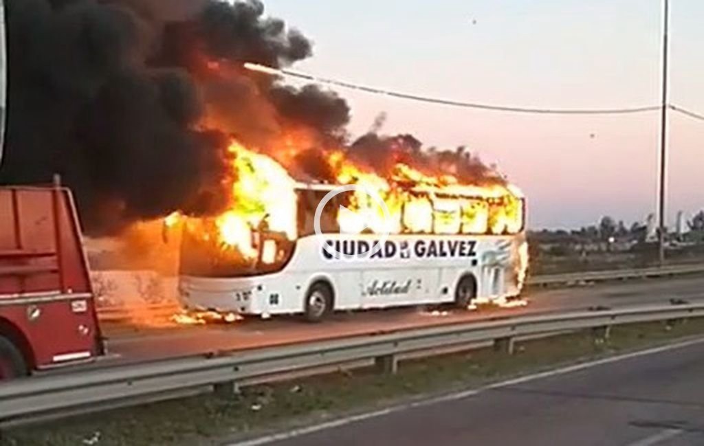 Santa Fe: un colectivo de media distancia se incendió en plena Circunvalación | Información General