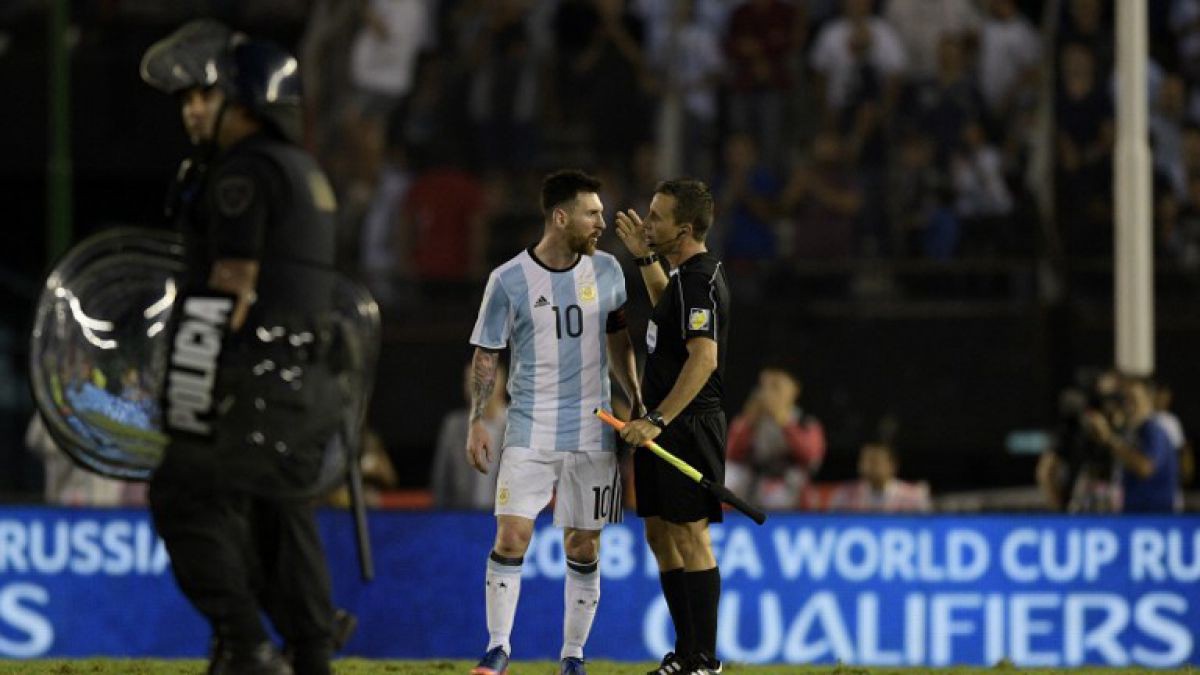 En su descargo ante la Fifa, Messi negó haber insultado al árbitro y aseguró que sus palabras "fueron al aire" | Deportes