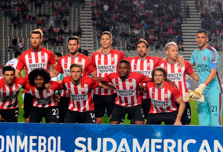 La emotiva razón por la que un jugador de Huracán mira siempre al costado en las fotos | Deportes