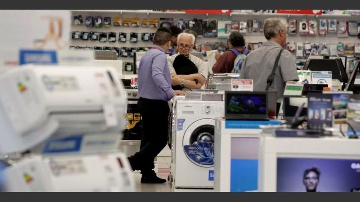 Las ventas de las pymes minoristas cayeron en mayo un 14,1% interanual | Información General