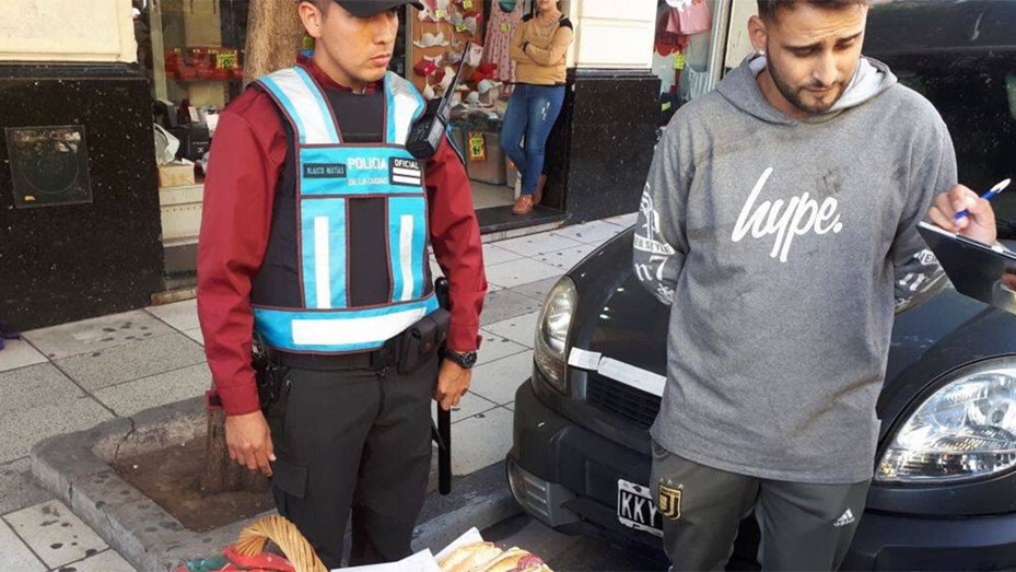 Vendía sandwiches de salame, se los secuestró la policía y la foto se viralizó en las redes | Tecnología