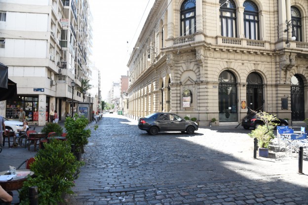 Comenzaron las obras en el entorno del Teatro El Círculo y varias líneas del transporte urbano modifican sus recorridos | Servicios