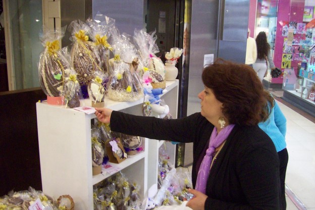 Emprendedores sociales ofrecen a la venta huevos de Pascua y productos de Semana Santa | Servicios