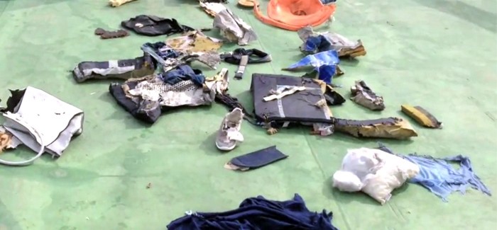 Tragedia de Egyptair: un médico legal egipcio sugiere que hubo una explosión en el aire | Internacionales