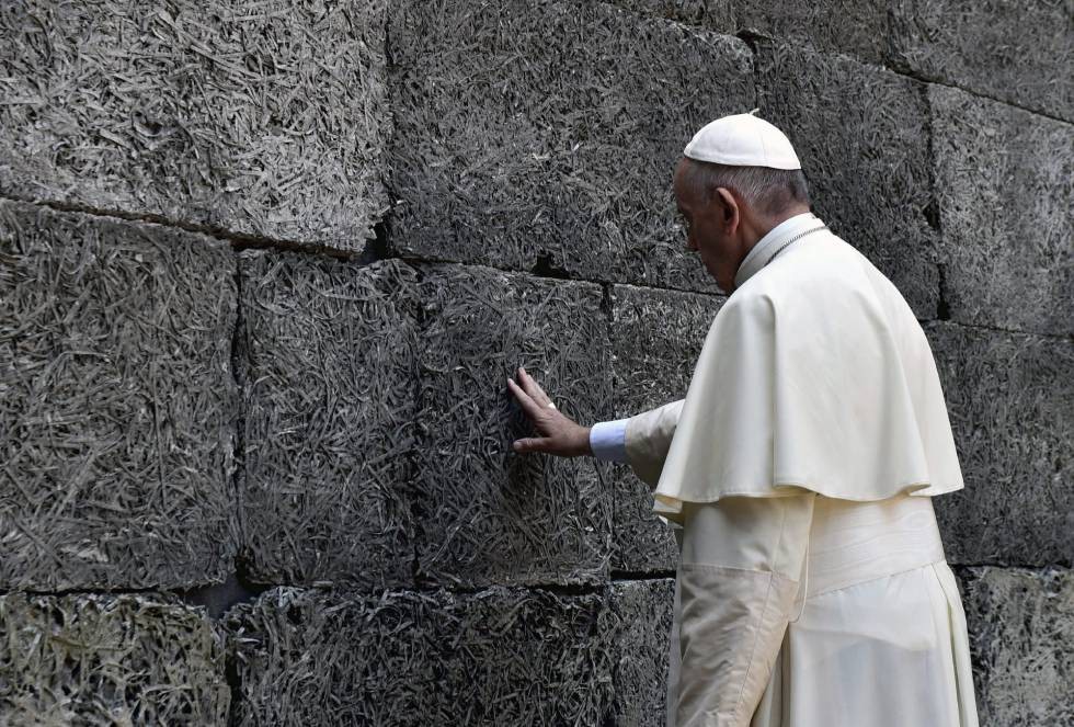El papa Francisco visitó el campo de exterminio de Auschwitz y pidió "perdón por tanta crueldad" | Internacionales