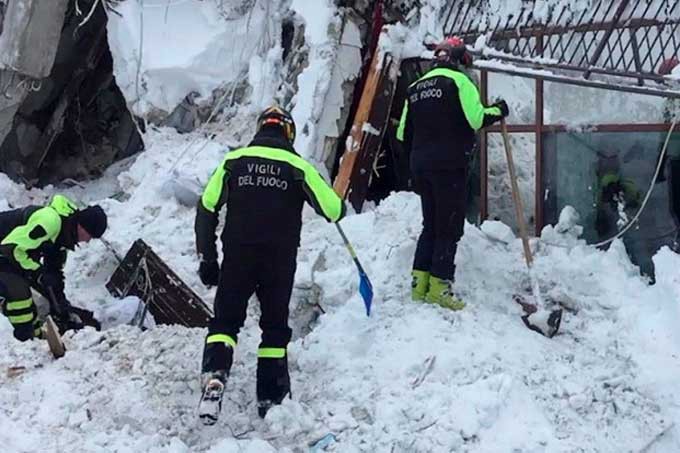 Rescatan a ochos sobrevivientes del hotel sepultado por un alud en Italia | Internacionales