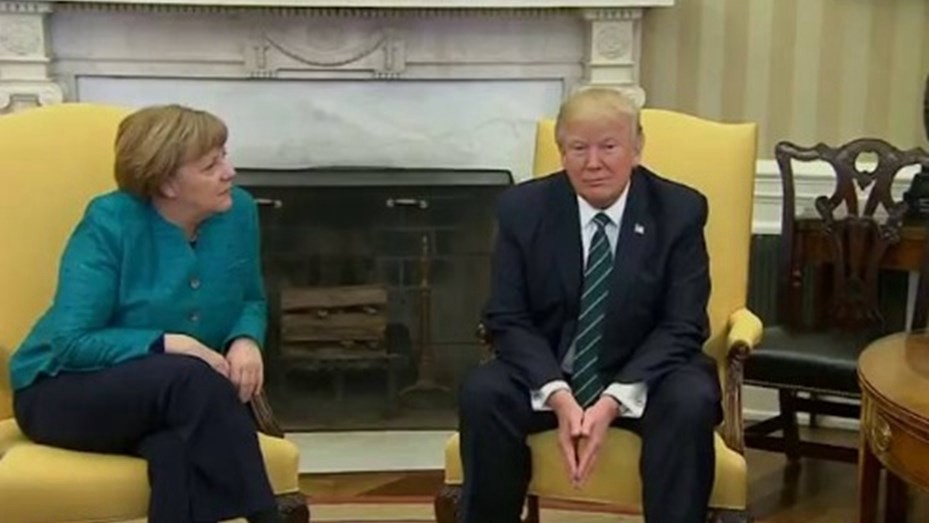 Escándalo mundial: el momento en el que Trump le rechaza un apretón de manos a Merkel | Internacionales