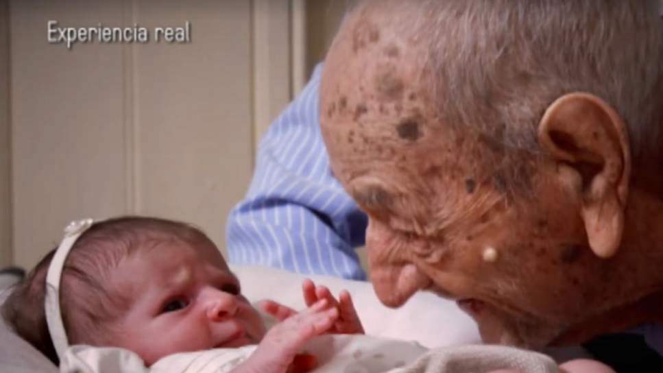 Video viral: un anciano de 112 años le da su mejor consejo a una pequeñita recién nacida | Internacionales