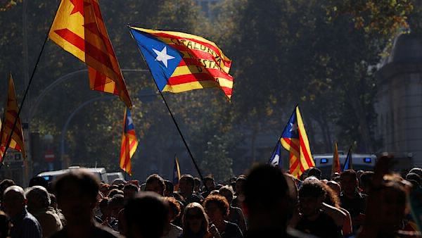 El Parlamento catalán aprobó la independencia | Internacionales