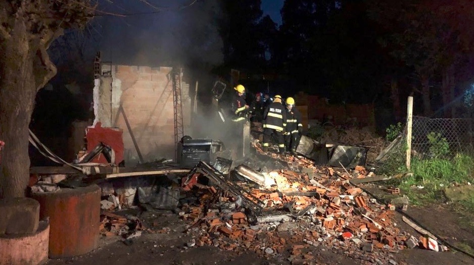 Tragedia en Pilar: murieron cinco chicos durante un incendio en una casa | Información General