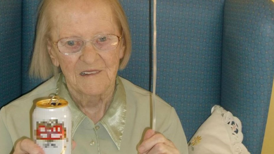 Una mujer de 100 años asegura que el secreto de su longevidad es la cerveza | Internacionales