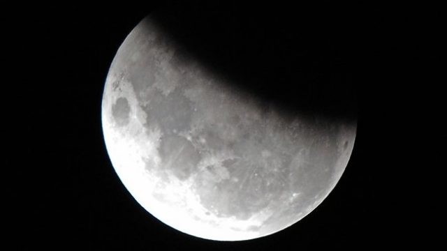 La Luna "celebra" los 50 años del Apolo 11 con un eclipse parcial | Internacionales