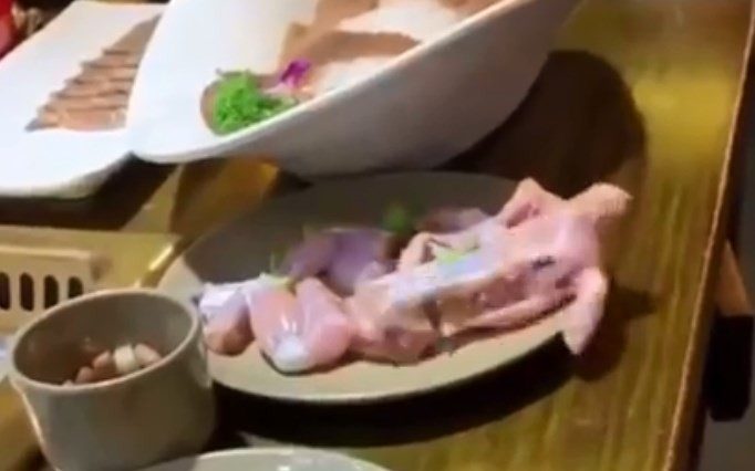 El extraño caso del pollo que estaba tan crudo que se escapó del plato | Tecnología