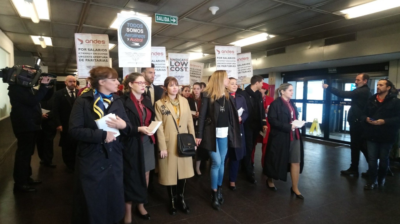 Reclamo de aeronavegantes: "No se puede sacar un avión con una tarifa más barata que un kilo de carne" | Información General