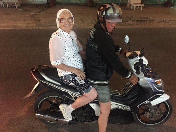 La abuelita que decidió gastar su pensión viajando de mochilera por el mundo | Internacionales