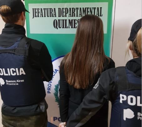 Detuvieron a una mujer que se sacaba fotos mientras abusaba de su hijo | Información General