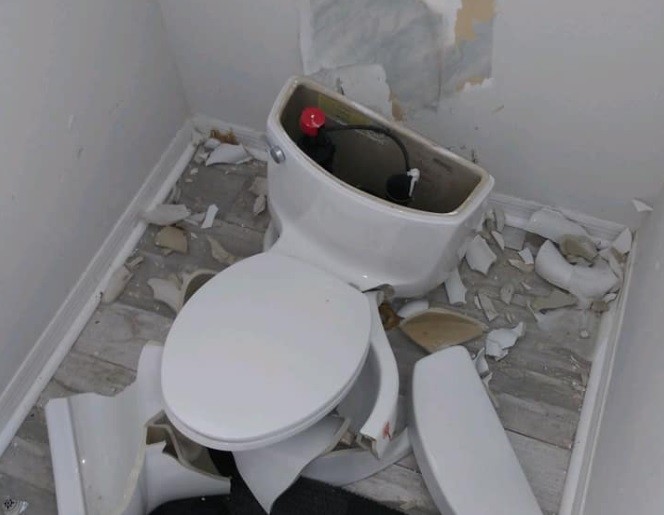 Cayó un rayo en su casa y le explotó el inodoro | Información General