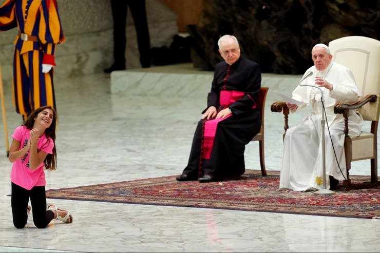 La reacción del papa Francisco cuando una adolescente interrumpió su audiencia | Internacionales