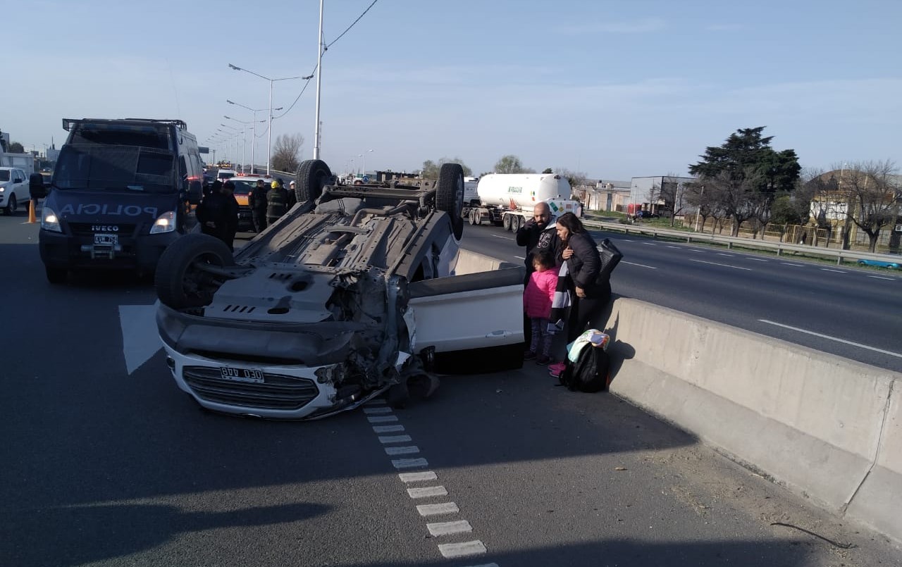 Perdió una rueda, chocó y volcó en Circunvalación | Información General