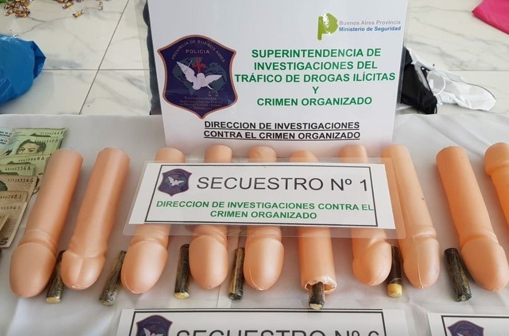 Cayó una banda narco peruana que escondía cocaína en penes de plástico | Información General