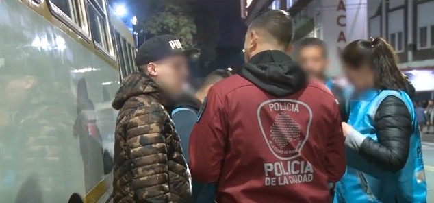 Estaba prófugo, fue a la cancha a ver a Huracán y lo capturaron | Información General