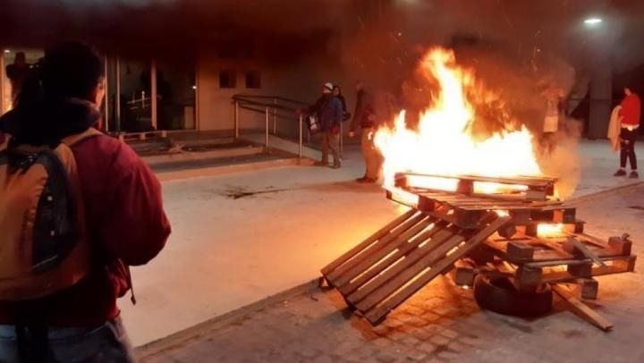 Chubut: incidentes tras la muerte de dos docentes que volcaron en auto regresando de una protesta | Información General