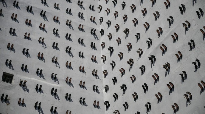 Estambul: colgó 440 pares de zapatos para visibilizar los casos de femicidios | Internacionales