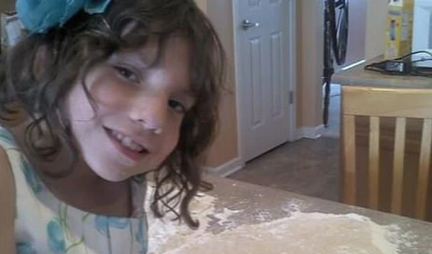 Abandonaron a su hija con enanismo: dicen que tenía 22 años en vez de 9 y que quiso matarlos | Internacionales