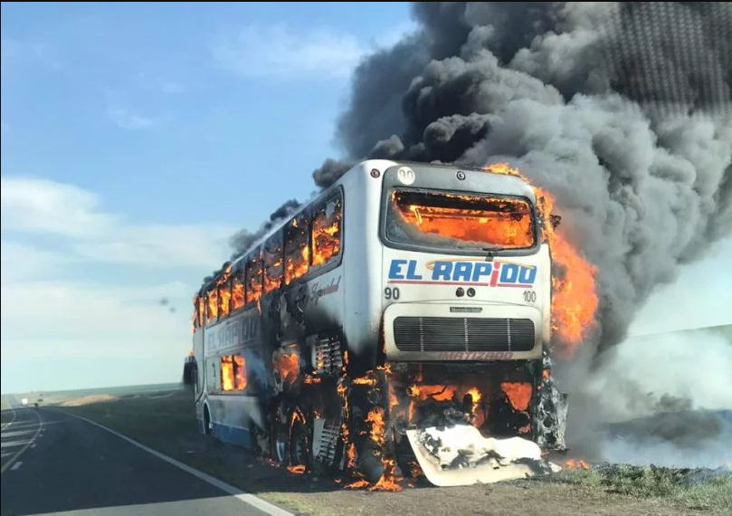 Impactante incendio de un micro: los ocupantes escaparon de milagro | Información General