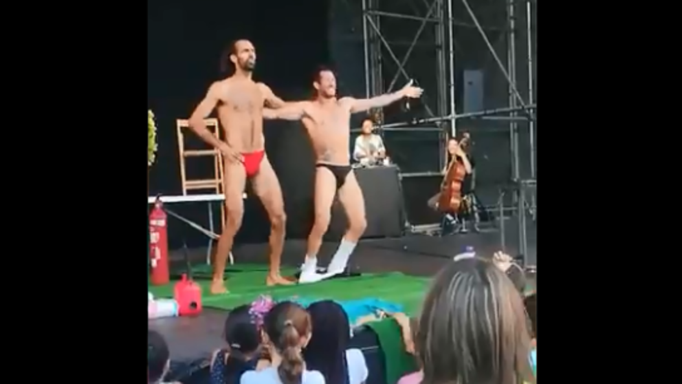 Barcelona: polémico show incluyó un striptease frente a niños | Internacionales