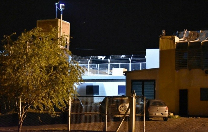 Dos presos se fugaron de un penal de General Roca limando los barrotes de su celda | Información General