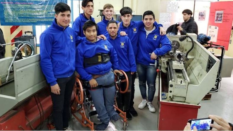 Bipedestadora: sus compañeros le hicieron una silla que le permite pararse | Información General