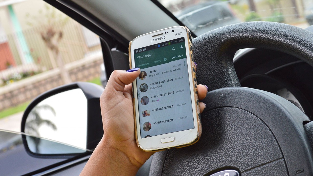 Más de la mitad de los conductores admite usar audios de Whatsapp mientras conduce | Información General