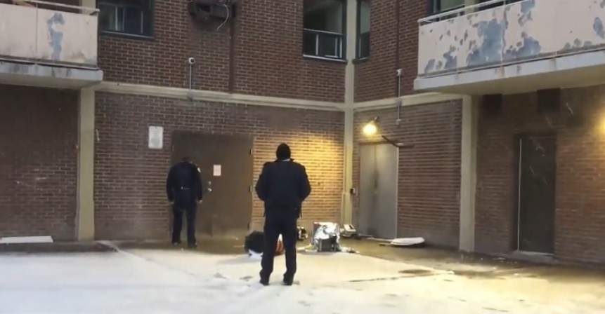 Un aparato de aire acondicionado cayó desde un octavo piso y aplastó a una nena de dos años | Internacionales