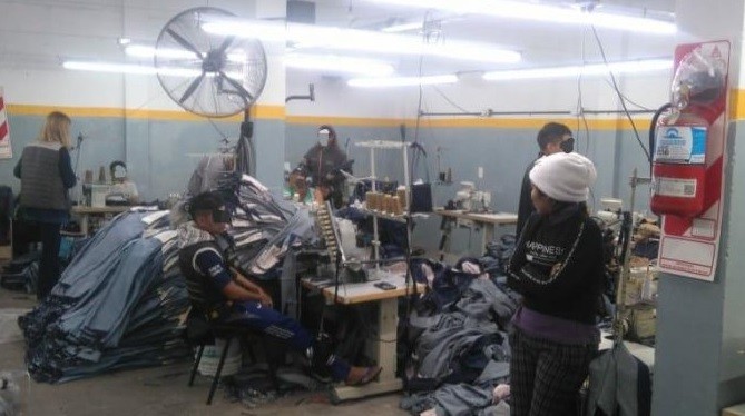 Allanan taller clandestino y liberan a 14 personas que eran explotadas | Información General