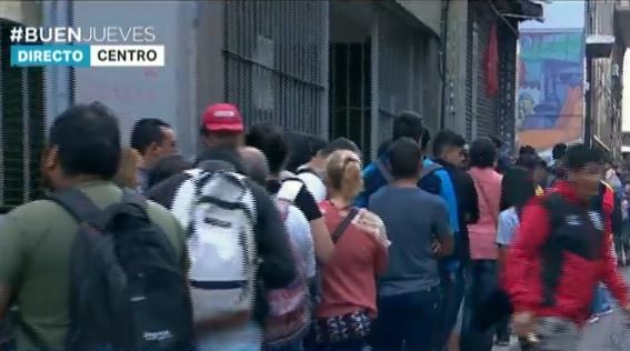 Desocupados forman largas colas para recibir el bono de 5.000 pesos | Información General