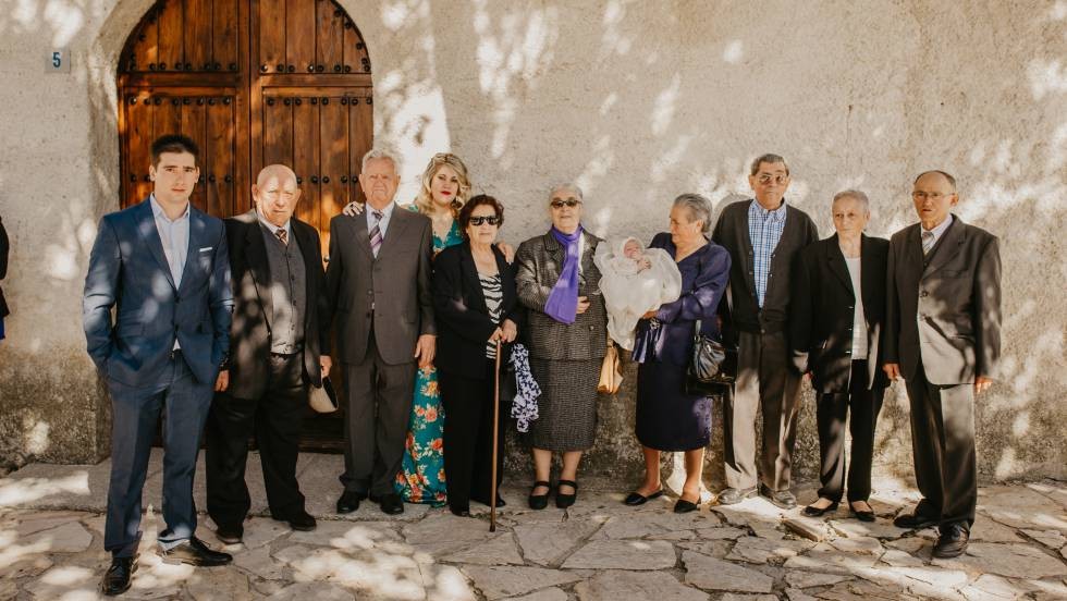 ¡Familión! Un bebé logró reunir a sus ocho bisabuelos para el día de su bautismo | Internacionales
