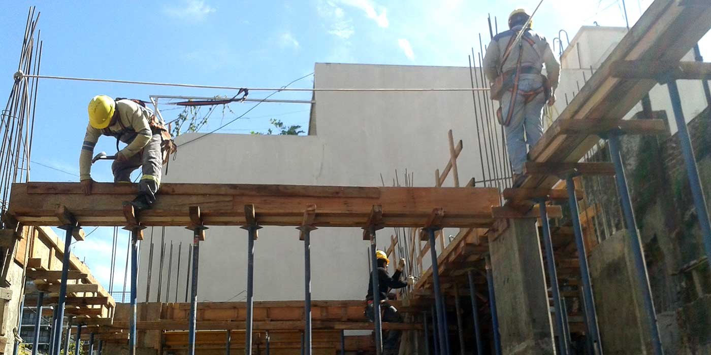 La actividad industrial cayó 2,3 % y la construcción 9,5 % interanual en octubre | Información General